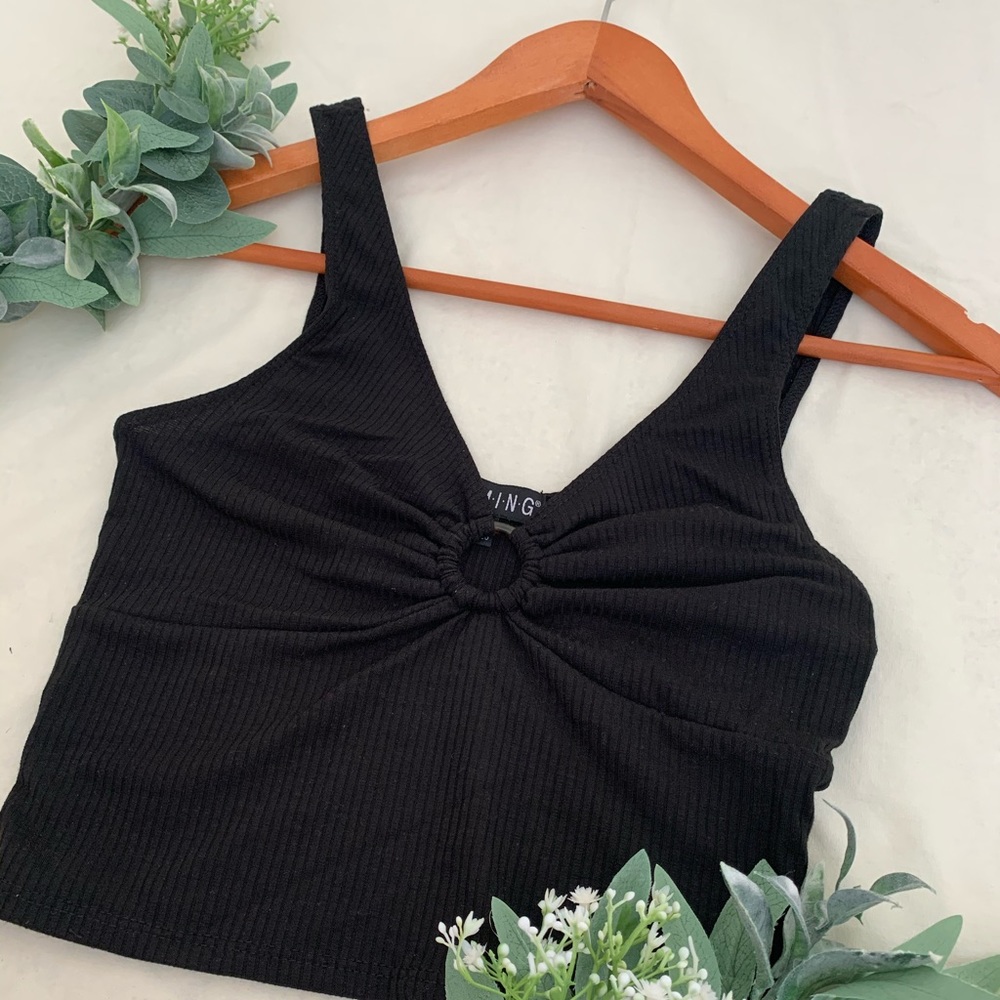 Keyhole v-neck tank top
